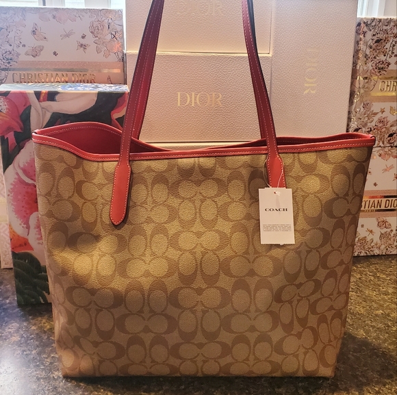 🍓 Coach Strawberry Tote Bag and Zip Around Wallet Set - Picture 14 of 16